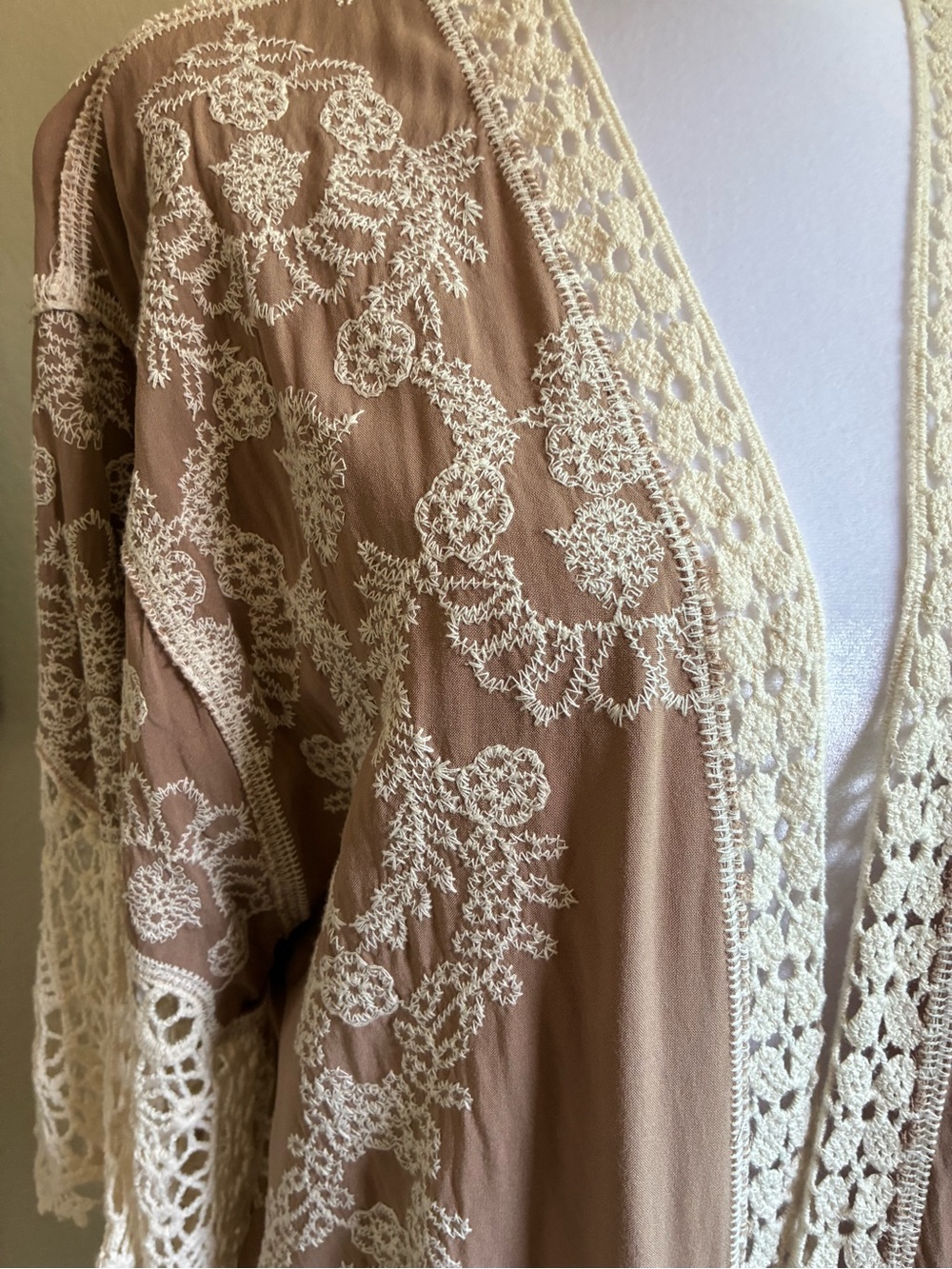 Democracy Boho Crochet Trim Kimono in Taupe & Cream Size Small - Picture 3 of 8